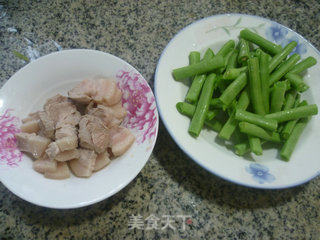肉片炒梅豆的做法步骤：1