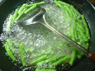 肉片炒梅豆的做法步骤：2