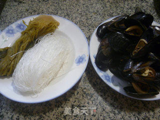 雪菜淡菜粉丝汤的做法步骤：1