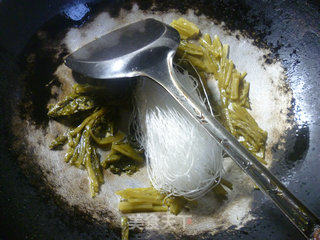 雪菜淡菜粉丝汤的做法步骤：5