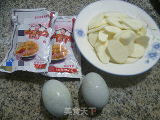 榨菜茭白炒皮蛋的做法步骤：1