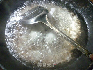 榨菜茭白炒皮蛋的做法步骤：2