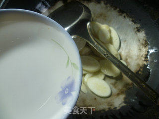 榨菜茭白炒皮蛋的做法步骤：5