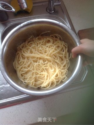 椰香咖喱鲜虾意面的做法步骤：6