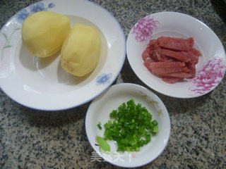 瘦肉炒土豆的做法步骤：1