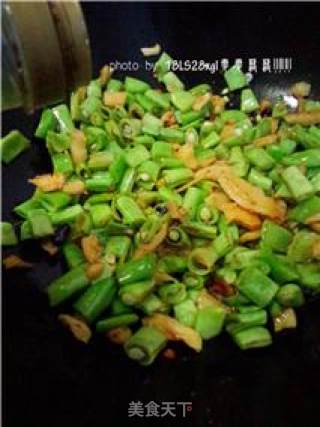 饭扫光：萝卜干炒四季豆的做法步骤：7