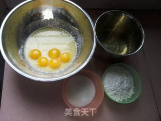 戚风纸杯蛋糕的做法步骤：1