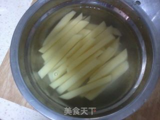炸土豆条的做法步骤：3