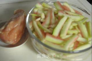 鸡肉炒西瓜皮的做法步骤：1