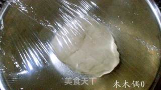 番茄红酒奶酪比萨~西餐季1（包括比萨面饼、番茄酱制作）的做法步骤：2