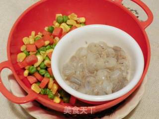 虾仁玉米青豆盖浇饭的做法步骤：1