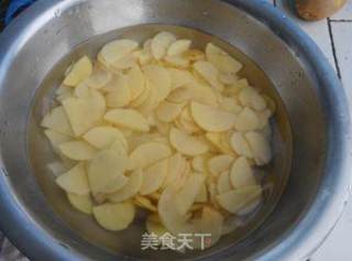 东北家常菜——西红柿尖椒土豆片的做法步骤：1