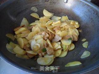 东北家常菜——西红柿尖椒土豆片的做法步骤：6