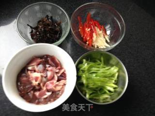 泡椒炒鸡杂的做法步骤：2