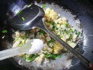 鸡蛋炒冻豆腐的做法步骤：9