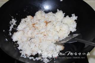 剩米饭的杀手锏————椒香酱炒饭的做法步骤：3