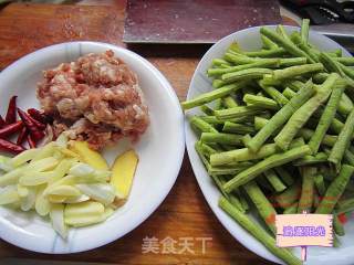 干煸豆角的做法步骤：1