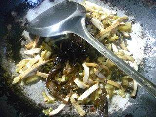 榨菜黑木耳炒香干的做法步骤：6