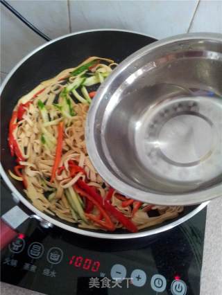 黄瓜炒千张的做法步骤：7