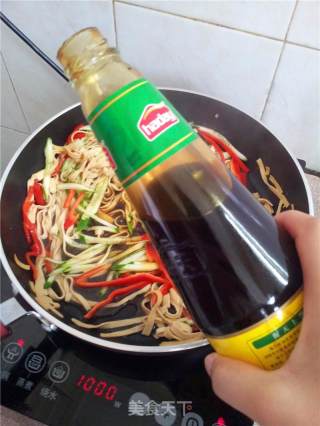 黄瓜炒千张的做法步骤：9