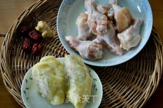 榴莲炖鸡养秋膘的做法步骤：1