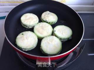 西葫芦韭菜盒子的做法步骤：9