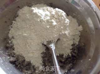 黑芝麻黑豆渣腊肉饼的做法步骤：2
