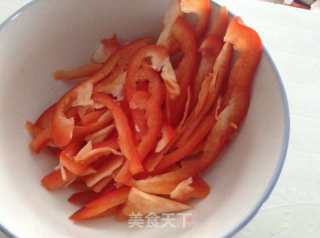 佛手瓜炒甜椒的做法步骤：1