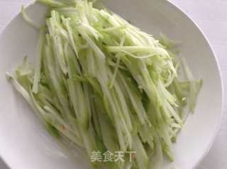 佛手瓜炒甜椒的做法步骤：2