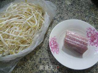 咸五花肉炒绿豆芽的做法步骤：1