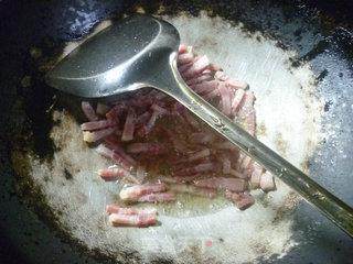 咸五花肉炒绿豆芽的做法步骤：4