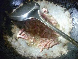 咸五花肉炒绿豆芽的做法步骤：6