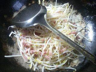 咸五花肉炒绿豆芽的做法步骤：7