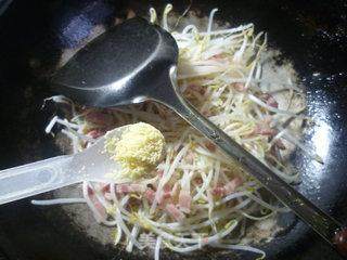咸五花肉炒绿豆芽的做法步骤：8