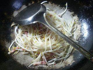 咸五花肉炒绿豆芽的做法步骤：9