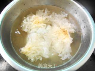 银耳菊花糖水的做法步骤：2