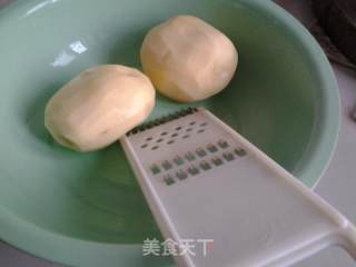 陕北名小吃：洋芋擦擦的做法步骤：1