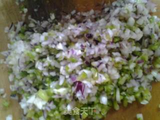 芹菜圆葱麻椒大肉饺的做法步骤：3