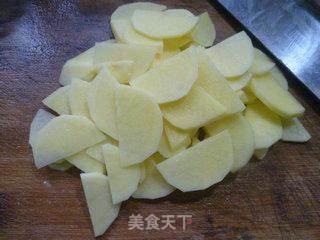 油豆腐炒土豆的做法步骤：3