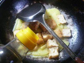 油豆腐炒土豆的做法步骤：8