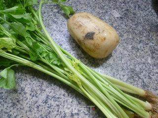 芹菜炒莲藕的做法步骤：1