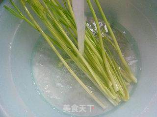 芹菜炒莲藕的做法步骤：2