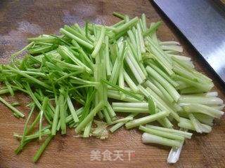 芹菜炒莲藕的做法步骤：3