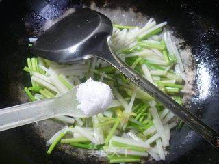 芹菜炒莲藕的做法步骤：10