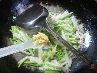 芹菜炒莲藕的做法步骤：11