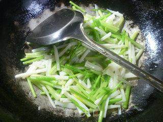 芹菜炒莲藕的做法步骤：12