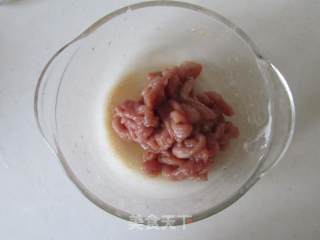 豆芽鲜鲜菇肉丝的做法步骤：3