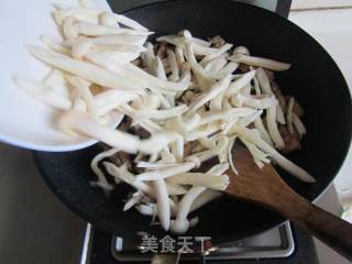 豆芽鲜鲜菇肉丝的做法步骤：5