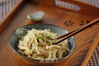 豆芽鲜鲜菇肉丝的做法步骤：8