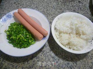 韭菜花火腿肠炒饭的做法步骤：1